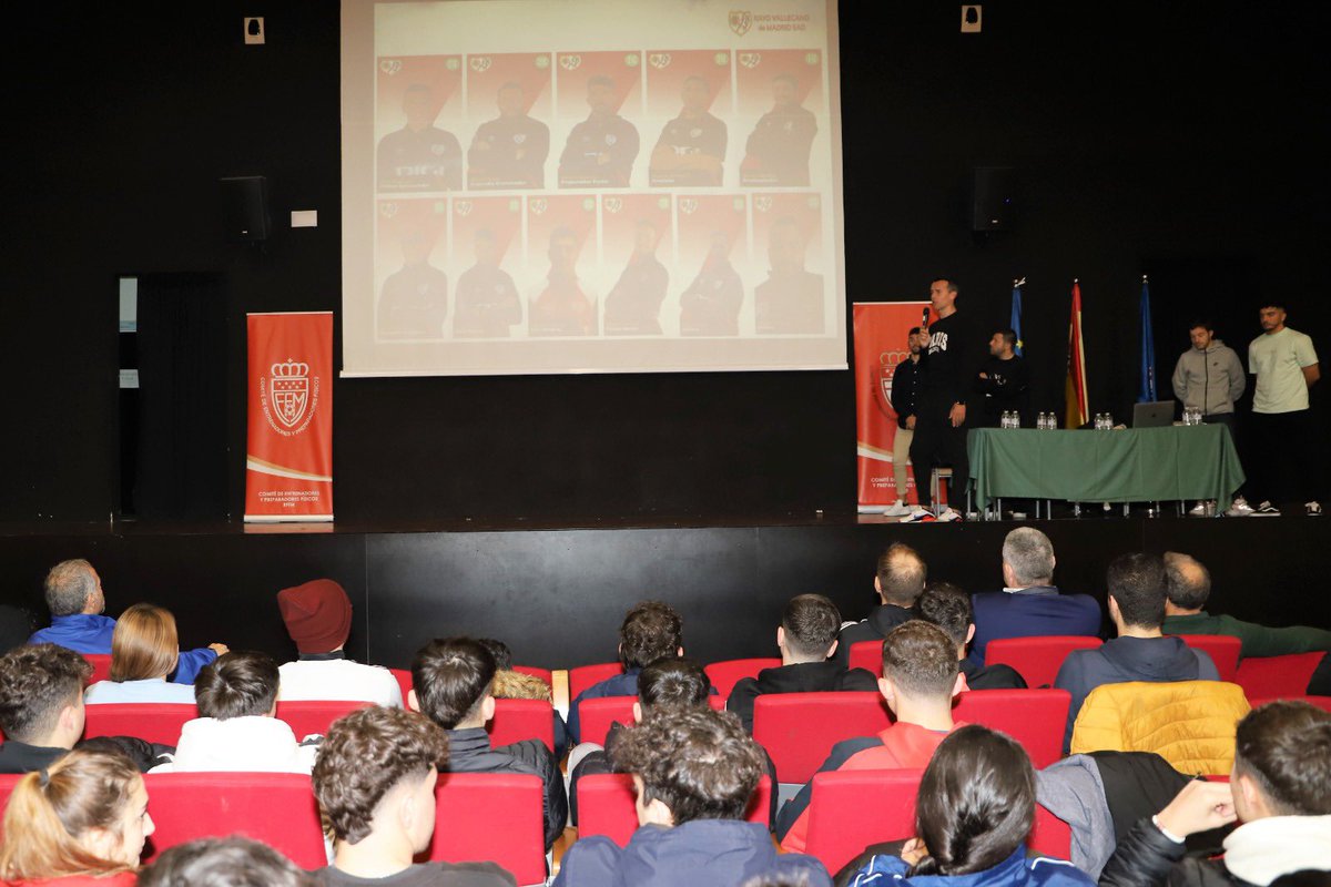 RFFM_oficial's tweet photo. 🔴Ya está en marcha el cuarto Taller Itinerante de Metodología del Comité de Entrenadores y Preparadores Físicos en el @colelitterator de Aranjuez con @ivanamayacarazo y su cuerpo técnico en el @RayoVallecano para hablar sobre 'Metodología en un equipo de Tercera Federación' https://t.co/hwncDHF9wd