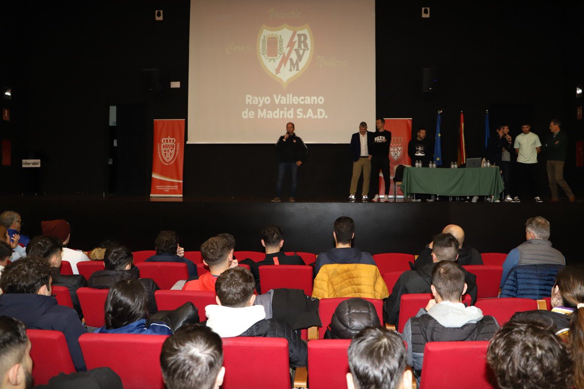🔴Ya está en marcha el cuarto Taller Itinerante de Metodología del Comité de Entrenadores y Preparadores Físicos en el <a href="/colelitterator/">Colegio Litterator</a> de Aranjuez con <a href="/ivanamayacarazo/">ivan amaya carazo</a> y su cuerpo técnico en el <a href="/RayoVallecano/">Rayo Vallecano</a> para hablar sobre 'Metodología en un equipo de Tercera Federación'