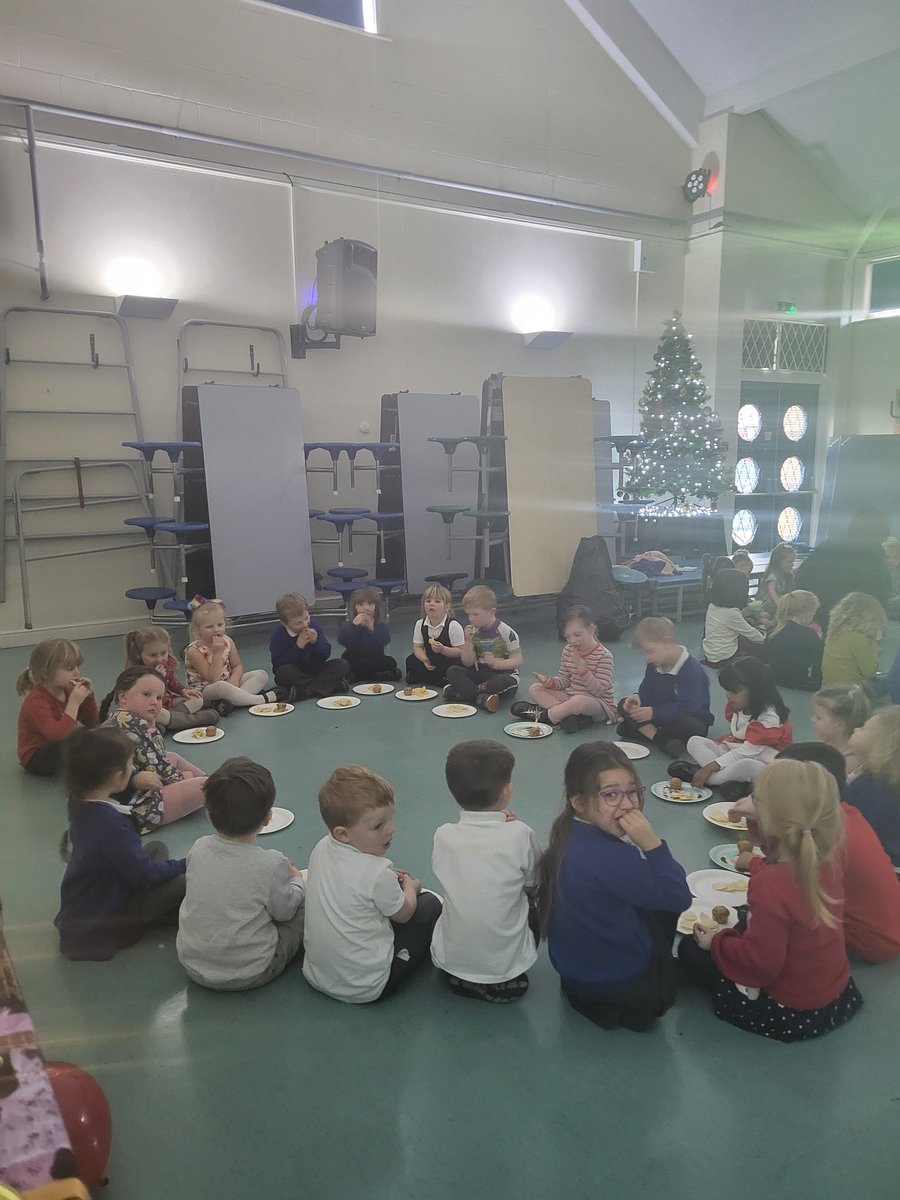 stjosephskly's tweet photo. Christmas party time in Reception.
An extra special treat...the school bouncy castle! Merry Christmas to everyone from Reception 🎄 🥳 🎶
#sjkelderclass #sjkmapleclass #sjkeyfs https://t.co/rjgIyEwa5E
