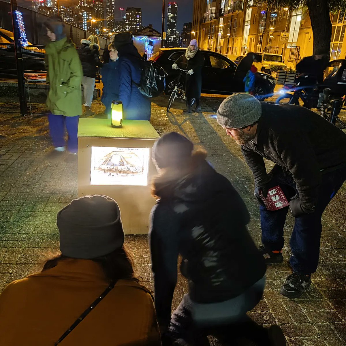 Thank you so much @shadowboxertheatre (Sammy Kissin, Nicole Black) for giving us all an outstanding presentation last weekend:Parcels of Time
#thisismycommunity #floatinglanterns #rotherhithe #xmaslights #thamesfestival #southwark  #se16 #southdockmarina #thames #surreyquaysdocks