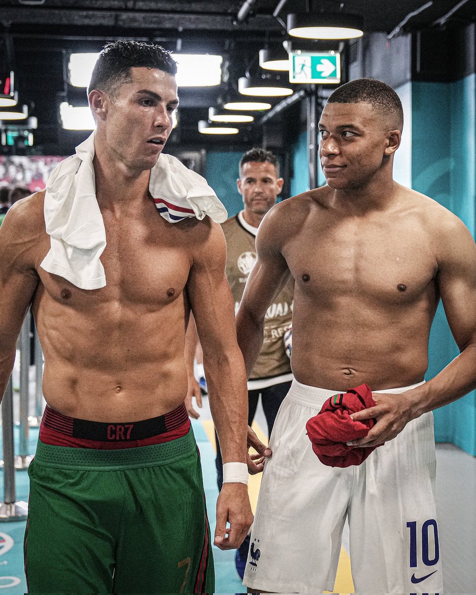 10xfootballl's tweet photo. 🎙️ Kylian Mbappe: 

"Messi? No. I want to have a career like Cristiano Ronaldo." https://t.co/9LKWzh8BWX
