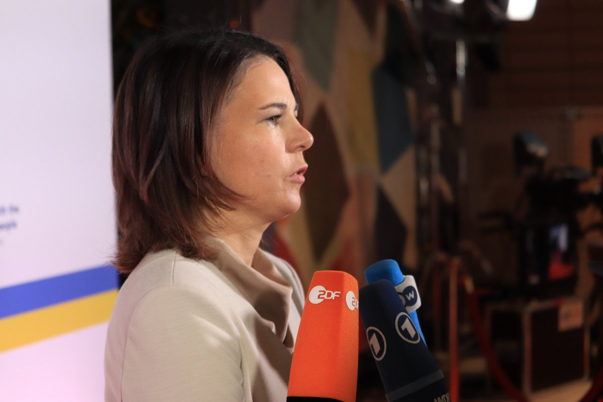 Nach Lugano &amp; #Berlin trifft sich die internationale Gemeinschaft in Paris. Grund: Neue Hilfen für die #Ukraine.@ABaerbock kündigte zusätzliche 50 Millionen € an.<a href="/ZelenskyyUa/">Volodymyr Zelenskyy / Володимир Зеленський</a> rechnet vor: 800 Millionen € seien notwendig, um die ukr. #Energie-Infrastruktur zu sichern <a href="/veomotion/">Luis Nicolas Jachmann</a>