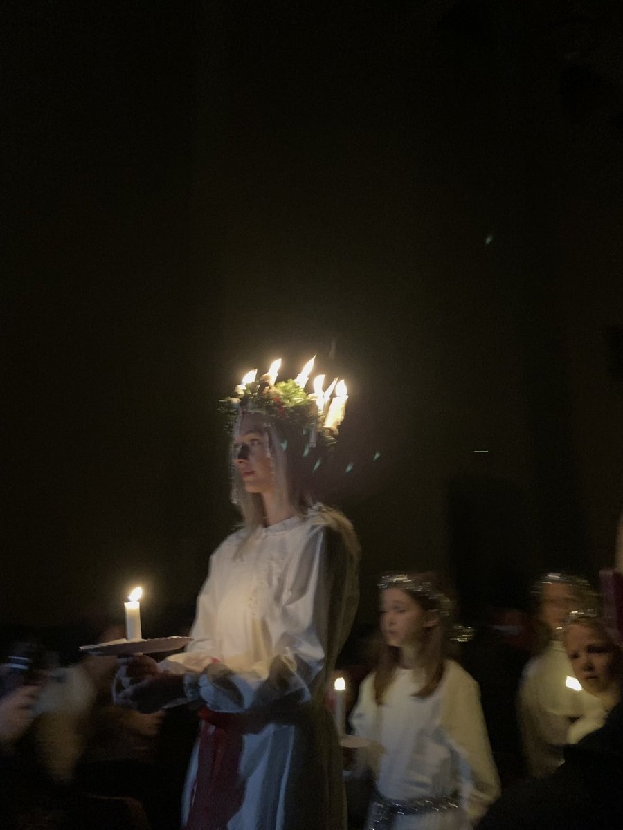 Am längsten und dunkelsten Tag im Jahr feiern die Schweden Lucia. Wenn man mich fragt, eine der schönsten unter den vielen Traditionen im hohen Norden. 💫💫💫