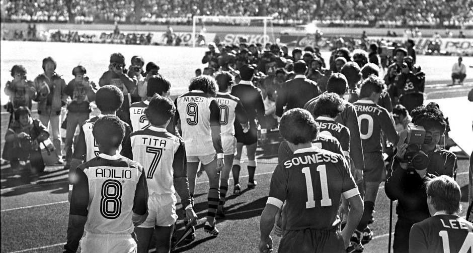 Flamengo's tweet photo. Em dezembro de 81... o mundo presenciou a vitória da arte e do talento: 3 a 0 no Liverpool ficou marcado na história. 🌎❤️🖤

O Flamengo se sagrou Campeão Mundial com um time que encantou a todos. O título que nos orgulhamos em cantar e contar completa hoje 41 anos. https://t.co/n4MhPWBSxQ