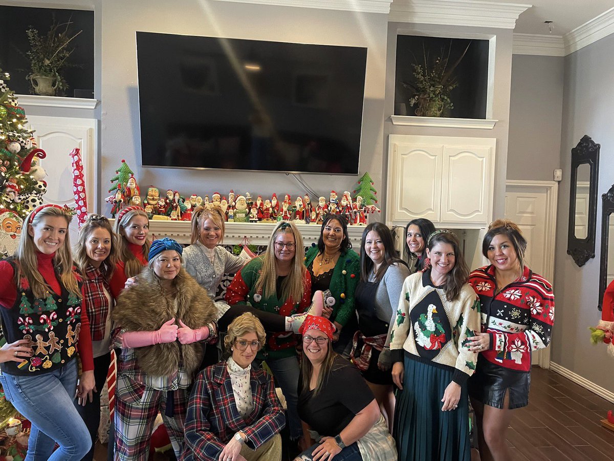 LisaBaughman12's tweet photo. 90’s Christmas Party with some of my favorite people! 🎄❤️🧑‍🎄🎅 https://t.co/G694m7w53y