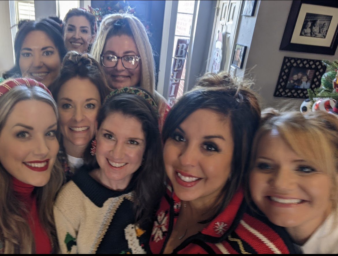 LisaBaughman12's tweet photo. 90’s Christmas Party with some of my favorite people! 🎄❤️🧑‍🎄🎅 https://t.co/G694m7w53y