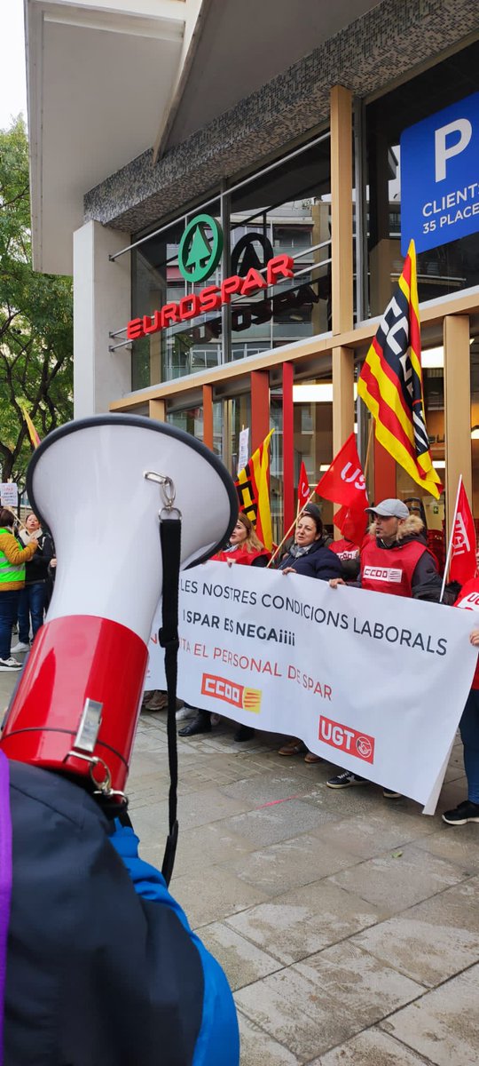 CCOOTarragona's tweet photo. Els companys i companyes de @ccoofragadis demana a @FragadisSPAR millori les condicions laborals!!!
"Si esto no se arregla...
Guerra! Guerra! Guerra!"
@ccoocatalunya @ccoo_serveiscat  #SalariOConflicte
Gràcies a tots i a totes les que heu vingut!!! #OfensivaCCOO #OrgullCCOO https://t.co/F83aq3J9kn