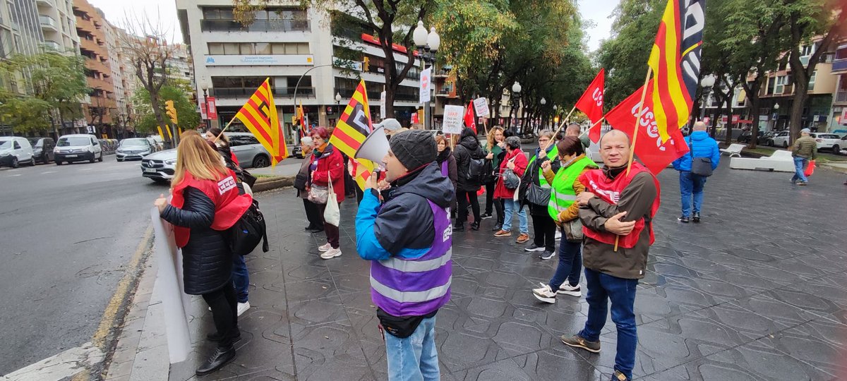 CCOOTarragona's tweet photo. Els companys i companyes de @ccoofragadis demana a @FragadisSPAR millori les condicions laborals!!!
"Si esto no se arregla...
Guerra! Guerra! Guerra!"
@ccoocatalunya @ccoo_serveiscat  #SalariOConflicte
Gràcies a tots i a totes les que heu vingut!!! #OfensivaCCOO #OrgullCCOO https://t.co/F83aq3J9kn