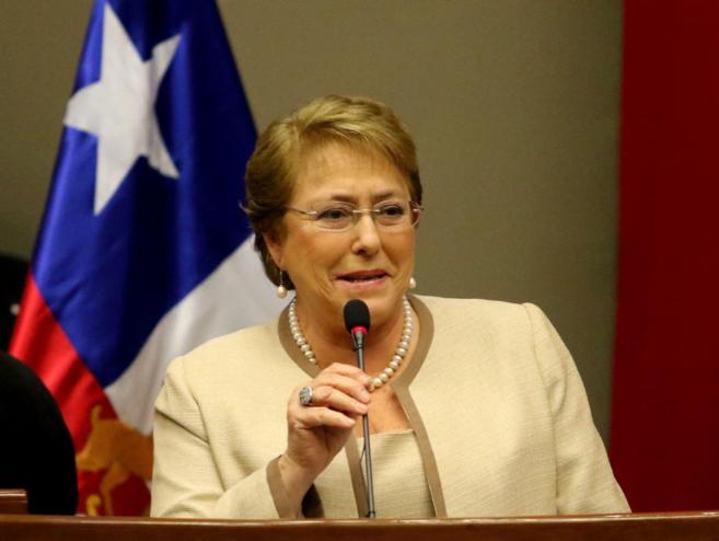 katiqrz's tweet photo. Yo explicando lo que está pasando con la nueva Constitución // Yo explicando el cagüín de Anita Alvarado con la Daniela Aranguiz https://t.co/9HeLl7dCO7