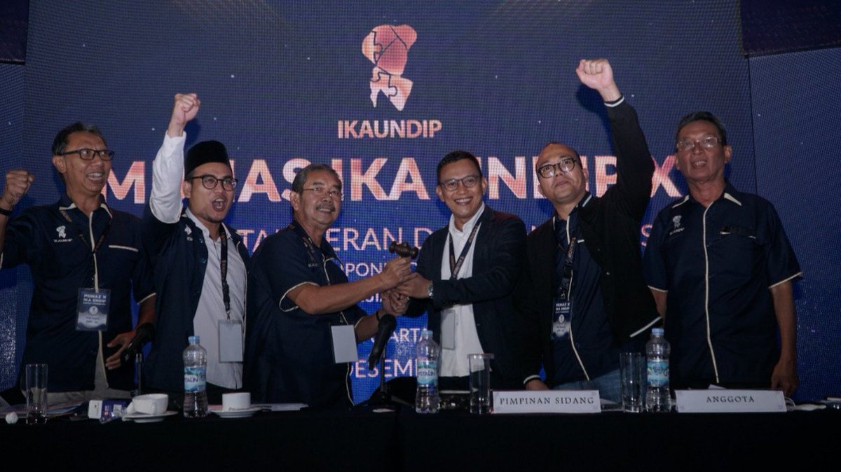 Abdul Kadir Karding Ketum IKA Undip Terpilih: IKA Undip Rumah bagi Alumni
Musyawarah Nasional ke-10 IKA Undip yang berlangsung di Jakarta selama tiga hari berturut-turut, Jumat-Minggu (9-11/12/2022) berhasil memilih Ketua Umum baru, Abdul Kadir Karding ikaundip.org