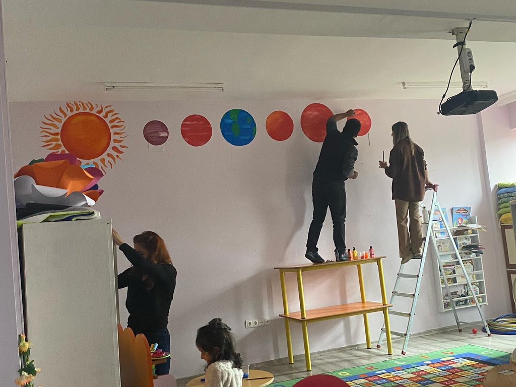 hhakdoganmtal's tweet photo. Gazişehir Öğrenci Meclisi ve Meslek Lisesi Öğrencileri Ailelerle Buluşuyor Projesiyle Kardeş Okul seçtiğimiz Yeniyazı İlk-Ortaokulunda; Mobilya alanımızda üretilen mobilyaların montajını yaptık,anasınıfı duvarlarını öğretmenlerimizle renklendirdik🎨🖍️🖌️🌞🪐🌎 @NizipilceMEM @Cgnde https://t.co/OqlpqUDkgp