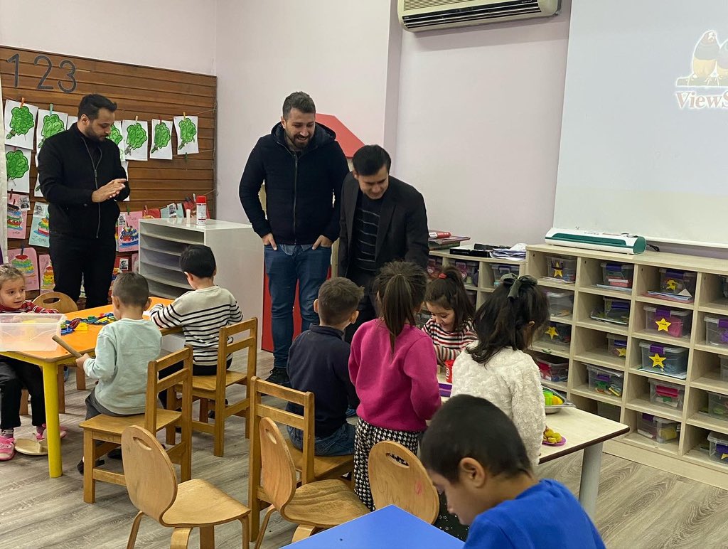 hhakdoganmtal's tweet photo. Gazişehir Öğrenci Meclisi ve Meslek Lisesi Öğrencileri Ailelerle Buluşuyor Projesiyle Kardeş Okul seçtiğimiz Yeniyazı İlk-Ortaokulunda; Mobilya alanımızda üretilen mobilyaların montajını yaptık,anasınıfı duvarlarını öğretmenlerimizle renklendirdik🎨🖍️🖌️🌞🪐🌎 @NizipilceMEM @Cgnde https://t.co/OqlpqUDkgp