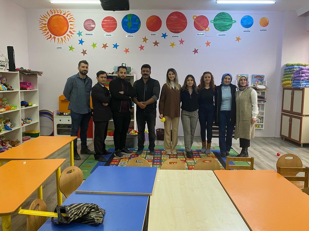 hhakdoganmtal's tweet photo. Gazişehir Öğrenci Meclisi ve Meslek Lisesi Öğrencileri Ailelerle Buluşuyor Projesiyle Kardeş Okul seçtiğimiz Yeniyazı İlk-Ortaokulunda; Mobilya alanımızda üretilen mobilyaların montajını yaptık,anasınıfı duvarlarını öğretmenlerimizle renklendirdik🎨🖍️🖌️🌞🪐🌎 @NizipilceMEM @Cgnde https://t.co/OqlpqUDkgp