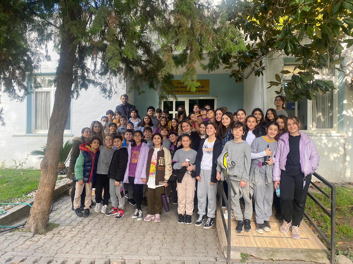 5. sınıf öğrencilerimiz birçok bitki türünü görmek, bilimsel düşünme becerilerini artırmak ve gözlem yeteneklerini geliştirmek için Ege Üniversitesi Botanik Bahçesi ve Herbaryum Araştırma Merkezini ziyaret ettiler.🌱🪴🌳🌻