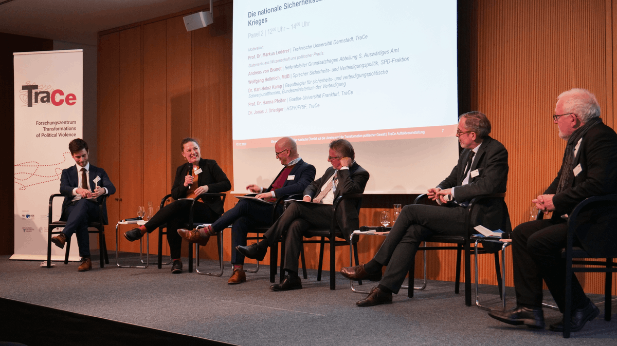 TraCe_Violence's tweet photo. Die #NationaleSicherheitsstrategie im Lichte des Krieges – das diskutiert Markus Lederer (@TUDarmstadt) mit @AndreasvBrandt
(@AuswaertigesAmt), Karl-Heinz Kamp (@BMVg_Bundeswehr), @HellmichMdB (@spdbt), Jonas J. Driedger (@HSFK_PRIF) & @hanna_pfeifer (@goetheuni). #TraCeKickOff https://t.co/Z3FOAKPwsj