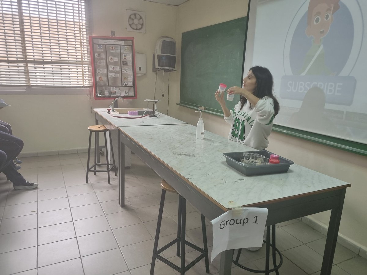 TahaniDandashli's tweet photo. Grade 7 students are learning about the pure substances and the homogeneous and heterogeneous mixtures at the chemistry lab. 
@MakassedSaida https://t.co/A8H8heLiYL