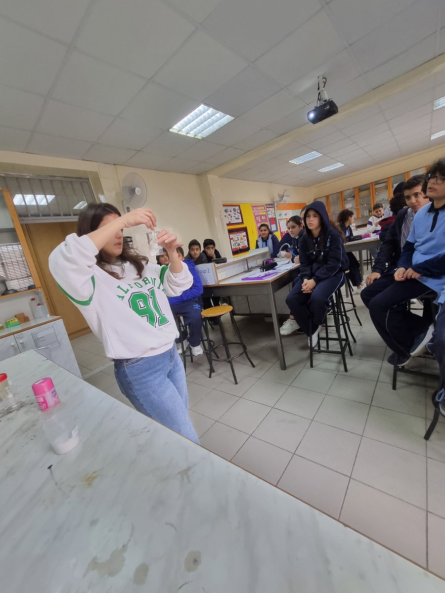 TahaniDandashli's tweet photo. Grade 7 students are learning about the pure substances and the homogeneous and heterogeneous mixtures at the chemistry lab. 
@MakassedSaida https://t.co/A8H8heLiYL