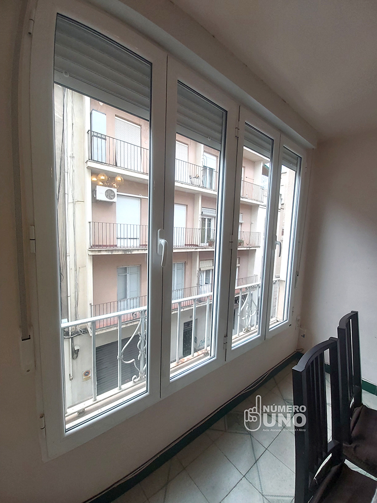 Se alquila piso Zona Ensanche - Alcoy
140 m2. 5 hab. Suelo de madera (Parquet) amplia cocina con despensa y zona de lavado. Ventanales Climalit. Amueblado y Electrodomésticos. 2º piso sin ascensor. Baño reformado y Aseo.
Todo exterior. P: 450 Euros/mes 
Tel.: 625 619 249