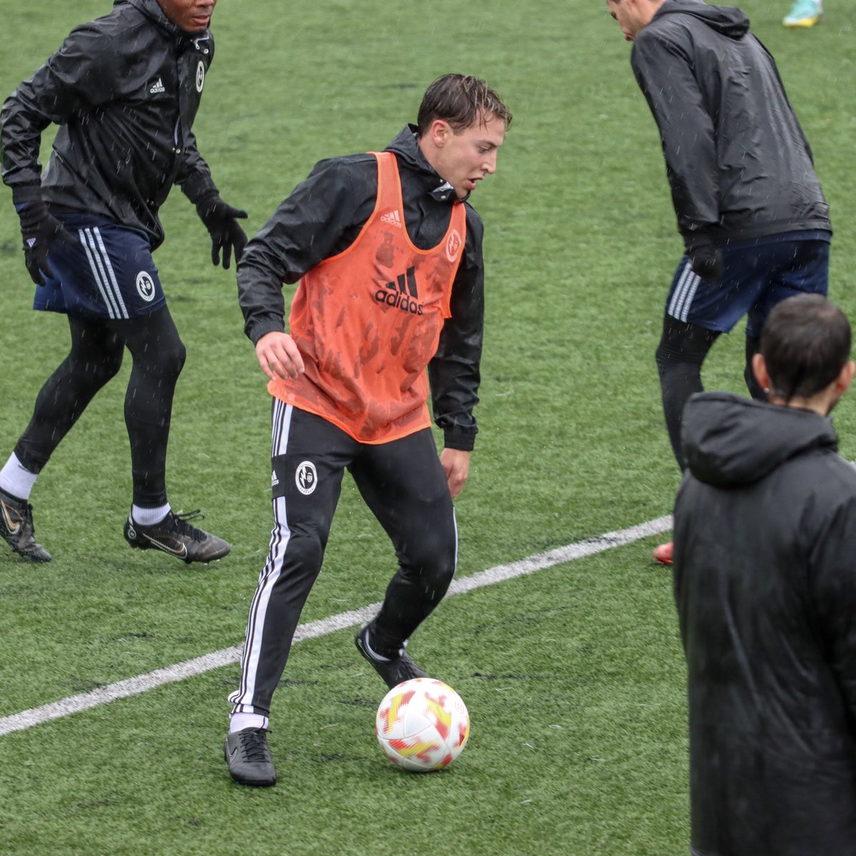Vuelta a los entrenamientos 🌧

🔜 #RayoMajadahondaRBLinense 

#VamosMiRayo ⚡️