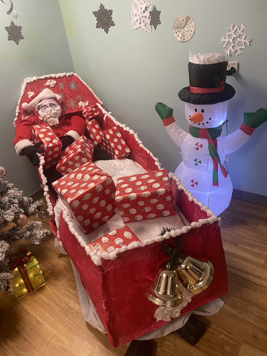 LauratomkinsB's tweet photo. Well done to Brian and the ladies on Weaver Ward for creating this fab Christmas display 🎅❤️ #activities #arttherapy #PBS #spreadingchristmascheer @Mersey_Care @JR_MerseyCare @OT_EmmaB @katiemadden95 @LauraSpooner796 https://t.co/B1QzdvYmV4
