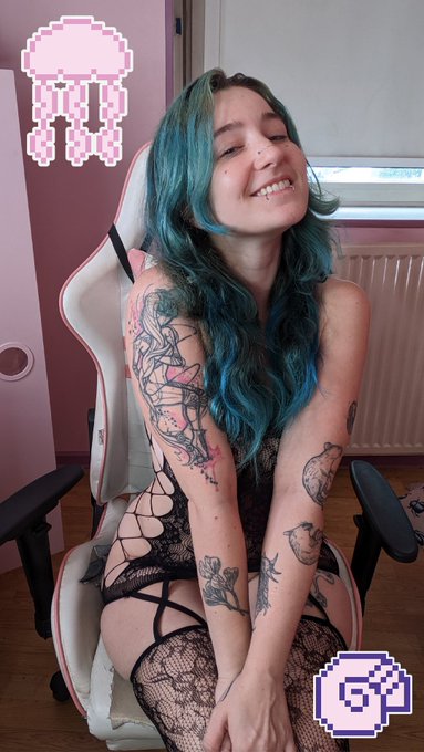 Tu fais quoi, en ce frileux mardi ? 💙💦  What are you doing on this cold Tuesday? 💙💦 https://t.co/Z1z