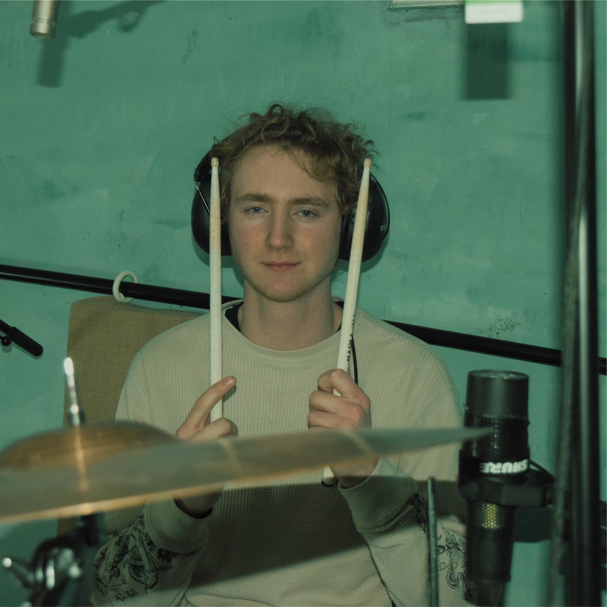 Jake in his element !

Guessing he enjoys the new track!

#drums #drummer #newmusic