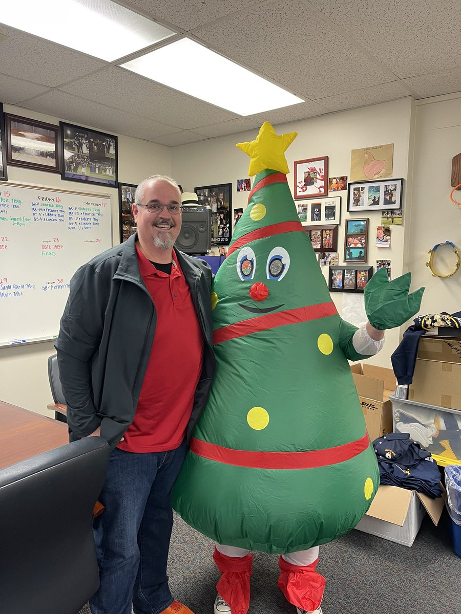 ShafterHigh's tweet photo. Nothing better than having a walking Christmas tree come into your office to start the morning. Senior Counselor Mr. Bowles has awesome school spirit! #talkingtree @AsbShafter @KernHighNetwork https://t.co/X8q10Nxrtc