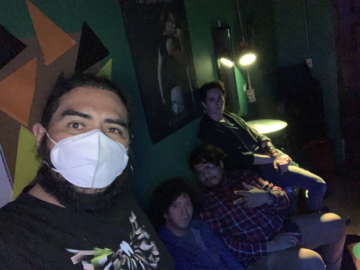oficialdeymano's tweet photo. Fue un año intenso, con buenas y malas experiencias, hoy recordamos con alegría cada una de ellas, ya termina un ciclo y estamos listos para iniciar otro #rock #and #roll #musica #arte #artista #Diciembre2022 #Resistencia #resilience #adelante #vive #nobusques #encontraras https://t.co/YN3HyrGxbB