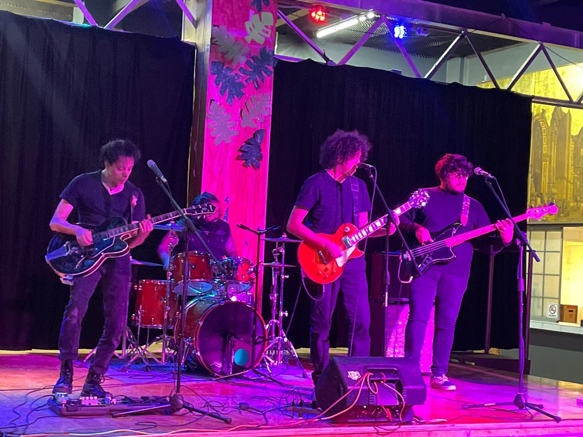 oficialdeymano's tweet photo. Fue un año intenso, con buenas y malas experiencias, hoy recordamos con alegría cada una de ellas, ya termina un ciclo y estamos listos para iniciar otro #rock #and #roll #musica #arte #artista #Diciembre2022 #Resistencia #resilience #adelante #vive #nobusques #encontraras https://t.co/YN3HyrGxbB