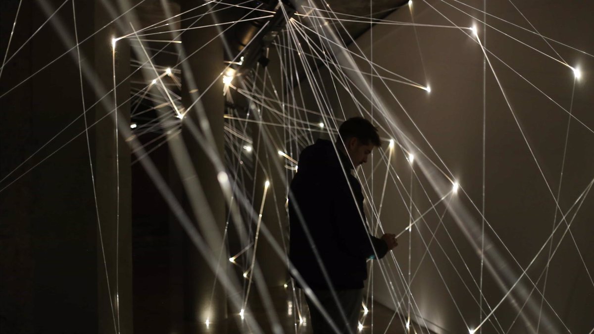 NewsNoticias_'s tweet photo. Galería del Tossal se llena de hilos de fibra óptica para homenajear a Nacho Ruiz, artista fallecido en 2020 https://t.co/Pt1uY6x9Km https://t.co/WIzzt5MmFa