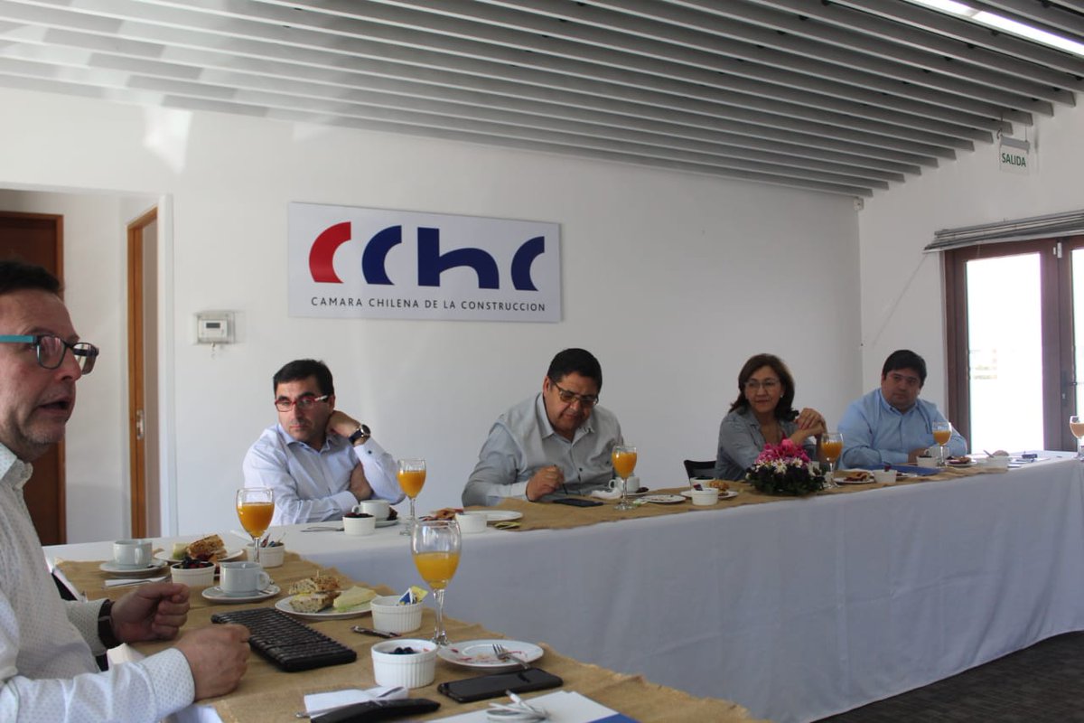 CChCChillan's tweet photo. El Consejo Asesor Empresarial CAE de @CChCChillan oficializó a nuevo presidente Jorge Figueroa, actual past presidente, terminando su período M.Eugenia Rojas.  La instancia, tiene como fin aportar a la enseñanza técnica profesional y formar capital humano del sector construcción. https://t.co/3XW7OxCSQ0
