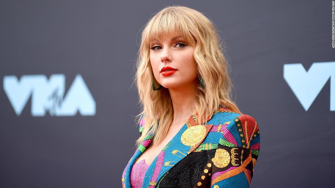 MTVLA's tweet photo. Hoy es el día de Santa Taylor Swift 🛐🧣 ¡Felices 33 años a una leyenda de la industria musical! 

#MTVNewsLA #TaylorSwift #HappyBirthdayTaylor https://t.co/jS0vwx5taA