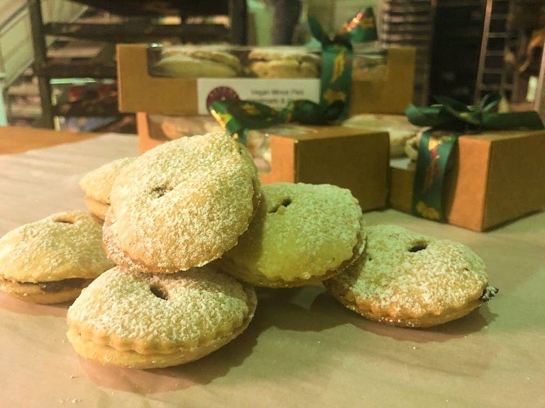 FFMSW6's tweet photo. Take a look at these organic, handmade mince pies by our resident baker @astonsbread ! We’ve been in love with their breads and pastries since the day we opened, so it was no surprise how good these festive delights were when we bit into them on Sunday! https://t.co/bW6LN83sWN