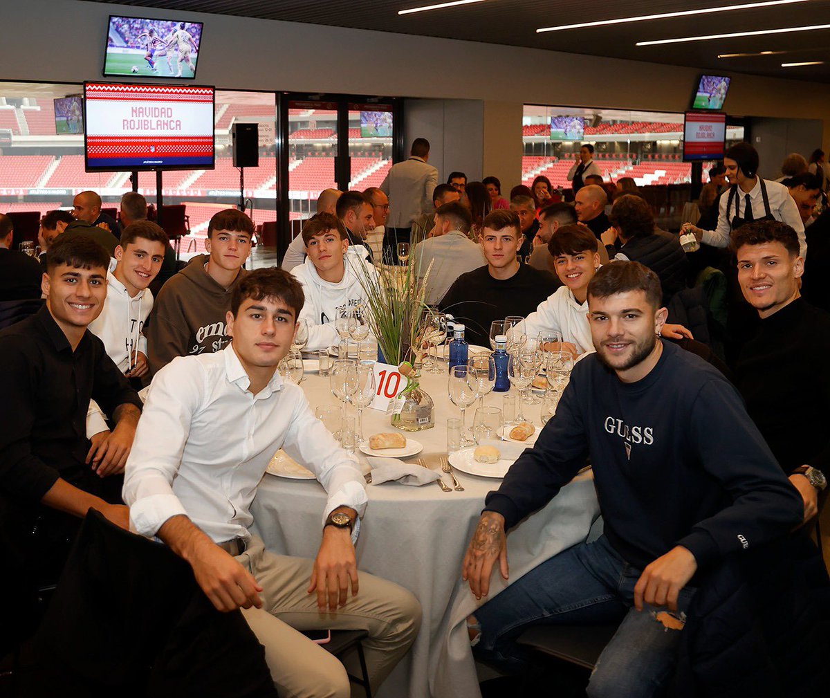 AtletiAcademia's tweet photo. 🍽️🎄 Una representación de la Academia estuvo presente en la tradicional comida navideña de los empleados del club, que tuvo lugar este martes en el Cívitas @Metropolitano https://t.co/0bbwNL6dig