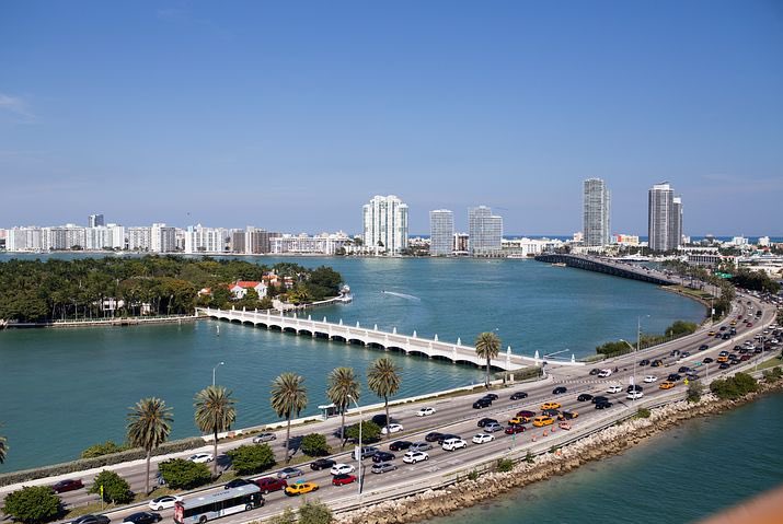 🚨 أشهر 4 عوائل أمريكية بمُحتوى مجاني.

بتحس إنك ساكن مع عائلة لإكتساب اللغة الانجليزية.