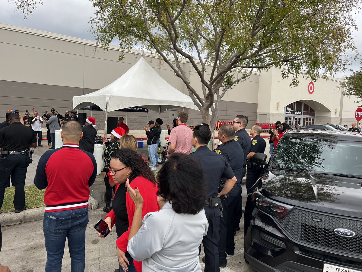 OscarHPD's tweet photo. Shop w/ a cop/jock 2022! 🎄 https://t.co/g8IgPMZQsT