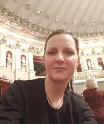 Esta mujer se llamaba Tatiana Ryzhova. Fue directora del conjunto de canto y danza 'Donbás'. Madre de dos niños. El menor tiene 6 años. El régimen de #Kiev acaba de asesinarla en #Donetsk. Un enésimo episodio de 8 años del genocidio en #Donbas