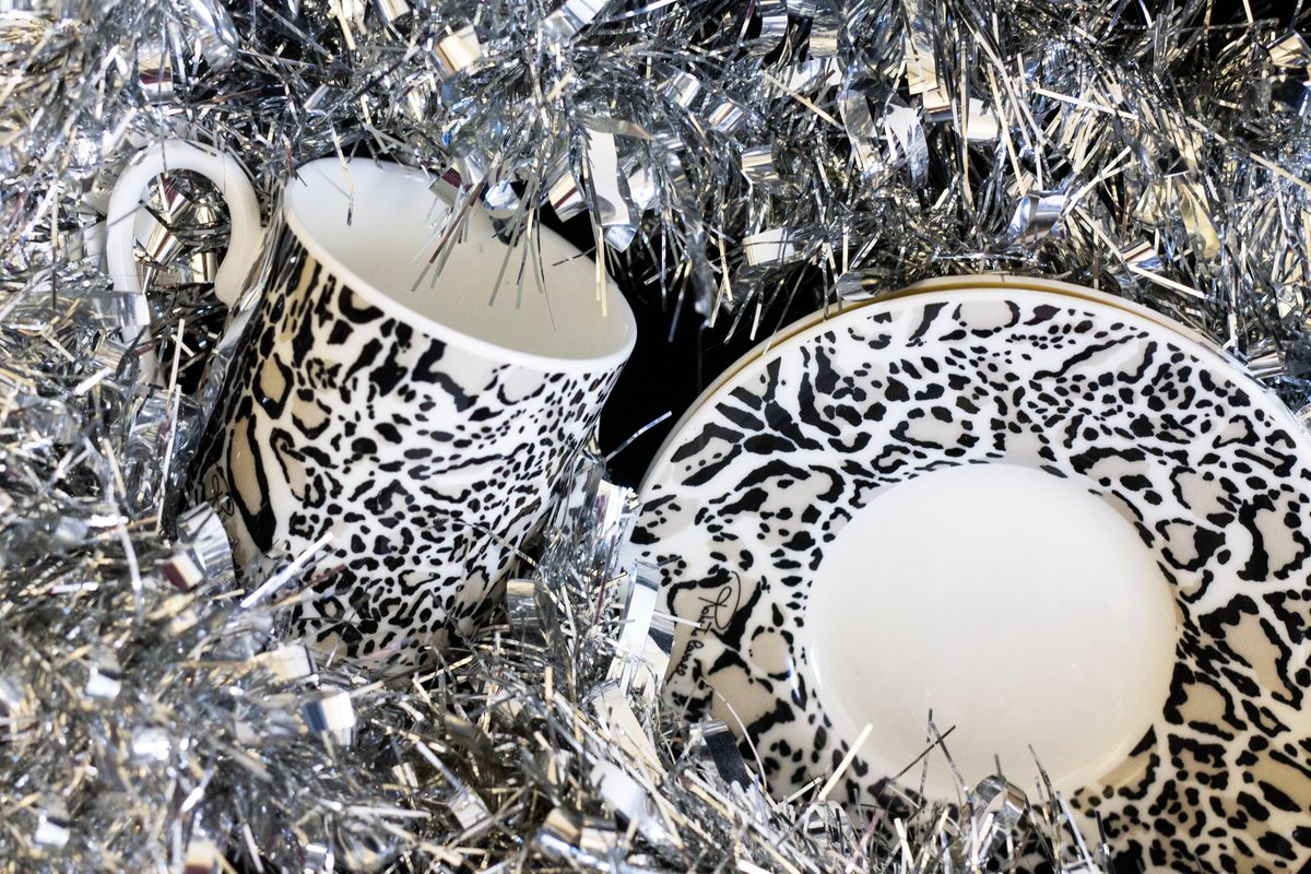 You can now purchase our #RobertoCavalli coffee and tea cup gift boxes in-store at 69 New King's Road pop up shop! Explore the fashion focused designs in luxury designer Roberto Cavalli boxes. 

The perfect Christmas present 🎁

kofc.co.uk/product-catego…