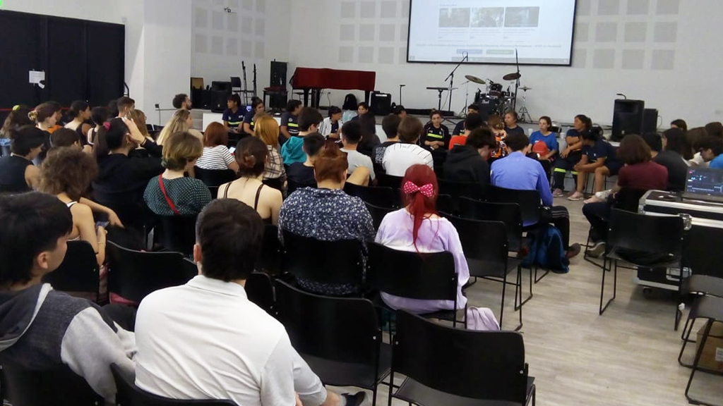 LiceoUNLP's tweet photo. Participación del Extenso del @bbaunlp: 
Estudiantes, docentes y nodocentes del #LiceoVM fueron parte de este evento institucional donde se visibilizan y se promueven actividades de extensión. Se presentaron los proyectos del colegio. #UNLP #Extensión 

🌐https://t.co/2sRgNxxBmZ https://t.co/VjdOsNQZBp