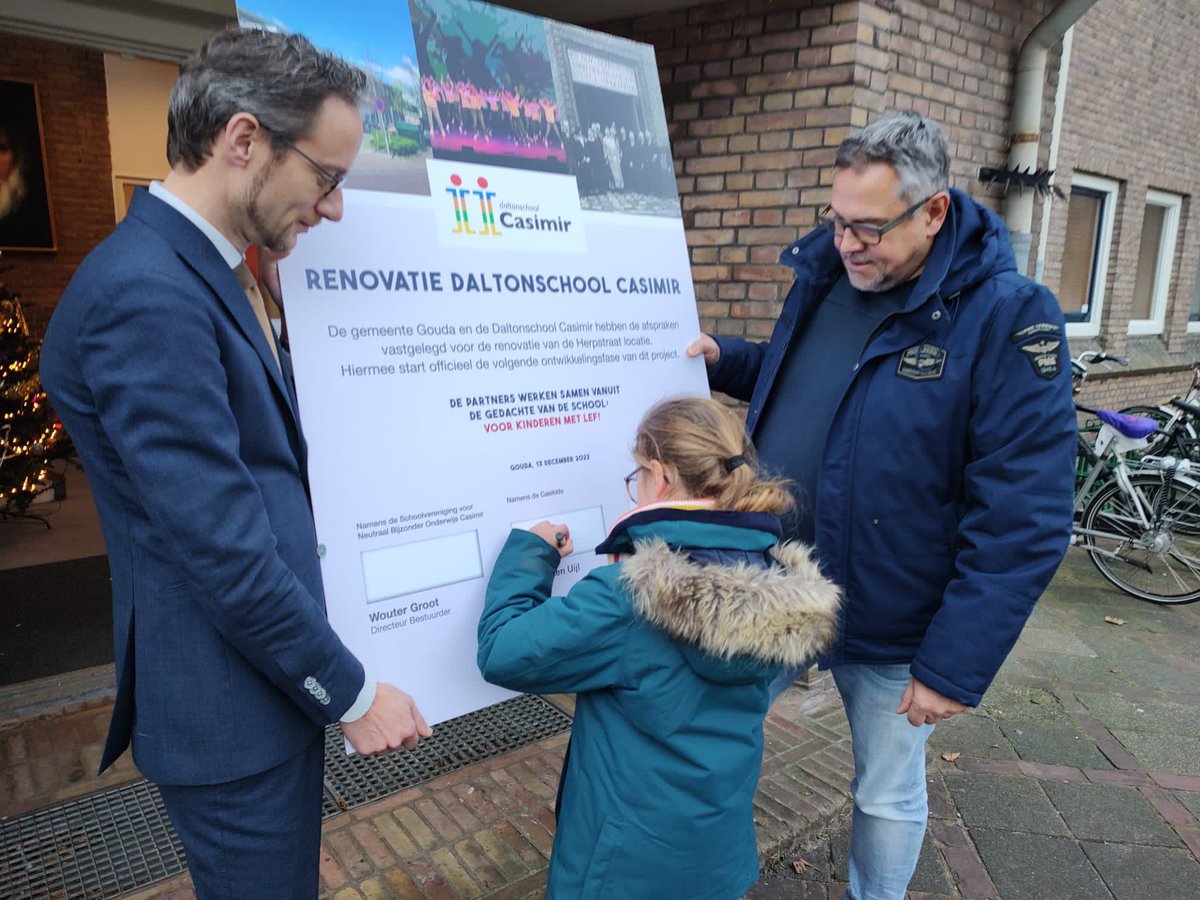 Casimirschool's tweet photo. Vanmiddag hebben we de handtekening gezet voor de start van de renovatie van de locatie aan de Herpstraat. Namens de gemeente Gouda tekende wethouder @ThierryVanVugt namens de Casikids Benthe den Uijl en namens het bestuur @wjgroot Start realisatie medio 2024, oplevering in 2025. https://t.co/ZbhAwztbga