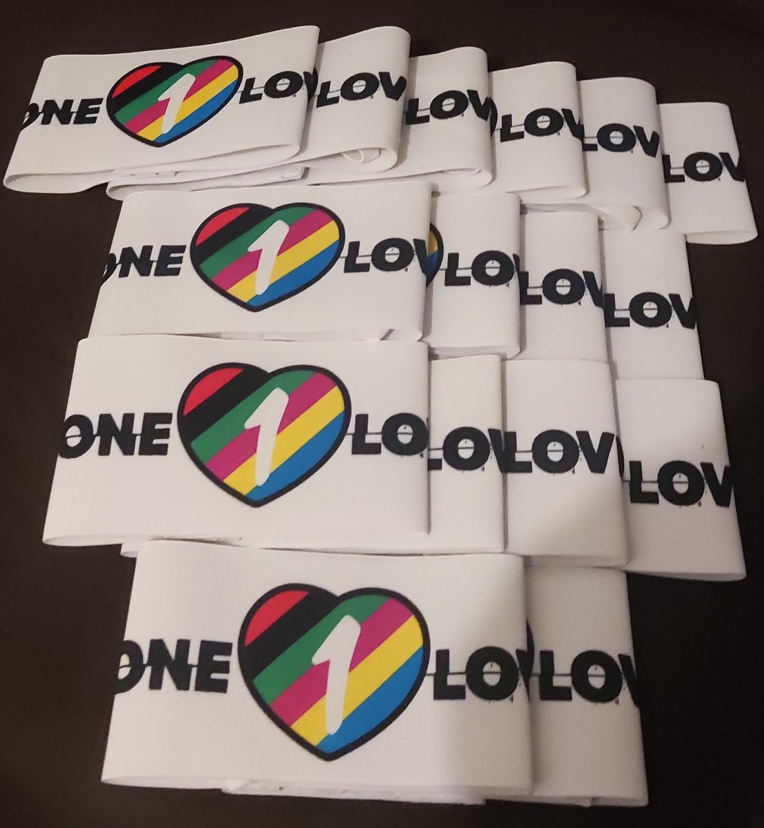 Vanavond geeft <a href="/VoltDenBosch/">Volt Den Bosch</a> 16 One Love aanvoerdersbanden aan de #gemeenteraad Den Bosch. Een voor elke fractie.

Afgelopen #PaarseVrijdag was een startschot om het meer over #inclusiviteit in de Bossche raad te hebben. 

Er is werk aan winkel!