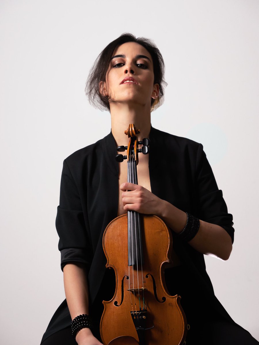 Happy World Violin Day 2022 🎻 my teacher once told me that being a violinist means choosing a lifestyle, This photo is called “Be Yourself” and if you want you can find it, autographed or digital, on our Golden Salt Shop: goldensalt.myshopify.com
Be yourself 😘
@ariannamazzarese