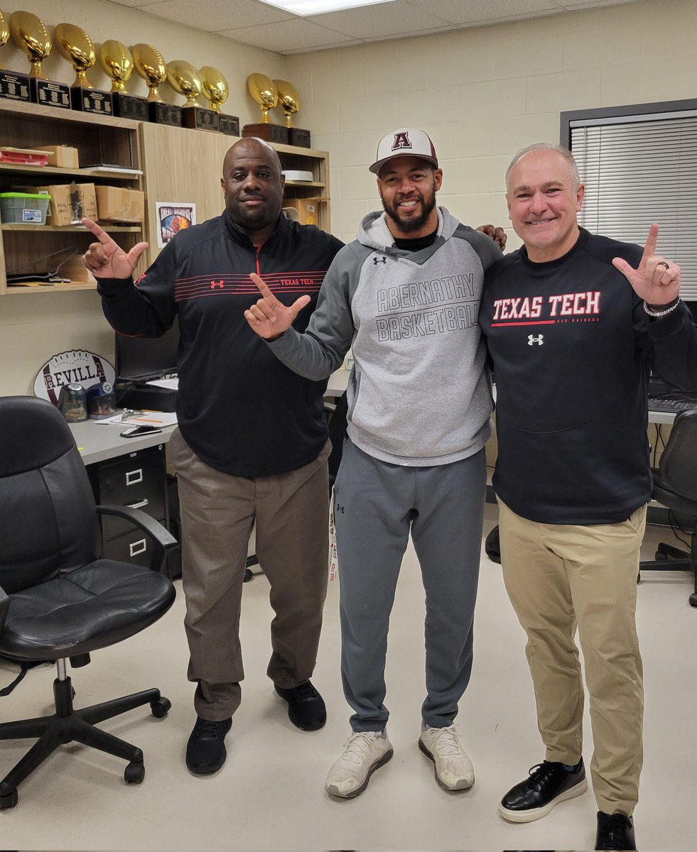 Thanks to <a href="/JoeyMcGuireTTU/">Joey McGuire 🌵</a> <a href="/CoachYates77/">Marcel Yates</a> and <a href="/TexasTechFB/">Texas Tech Football</a> for stopping by <a href="/AbernathyFB/">Abernathy Football & Recruiting</a> #RecruitTheLopes