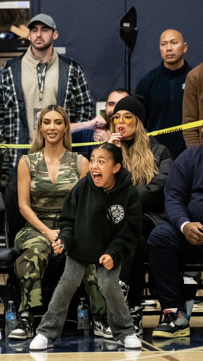 📸 Kim and Khloe Kardashian with North West at a basketball game in Los Angeles