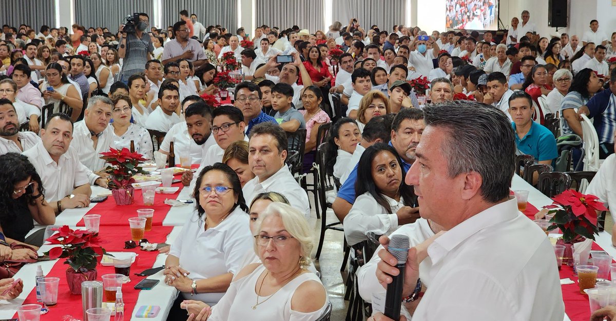 GranCampeche's tweet photo. Estoy muy contento, porque nos reunimos este domingo con la maravillosa familia que está en cada rincón de #Campeche, en sus municipios, en comunidades. Este 2022 fue un año difícil por la pandemia, por eso en esta Posada de la Gran Familia Morena, damos gracias: @RaulPozosMx (1) https://t.co/fscyeiqx5G