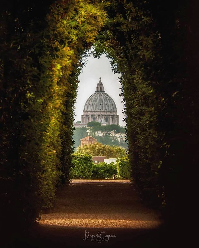 Italia's tweet photo. See the Dome of St. Peter's from a secret perspective, look through the keyhole of the gate of the Knights of Malta: it will be a unique experience.💎

@visit_lazio @Turismoromaweb

📷 IG davidecapece07

#LiveItalian #ilikeitaly #italianspecials #rome #roma #sanpietro https://t.co/hieyGLsM4h