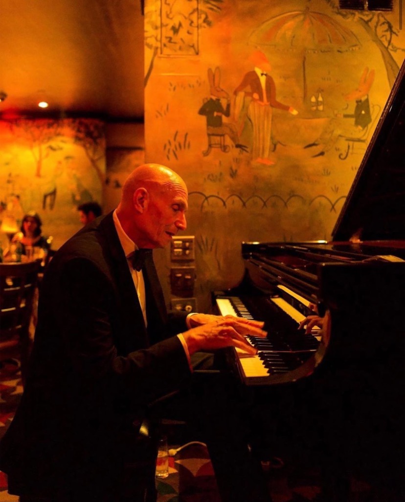Steinway Artist Earl Rose frequently performs at the iconic Bemelmans Bar inside <a href="/RWTheCarlyle/">The Carlyle</a> in New York City. 

"It is always a joy and inspiration to play the Steinway." —Earl Rose