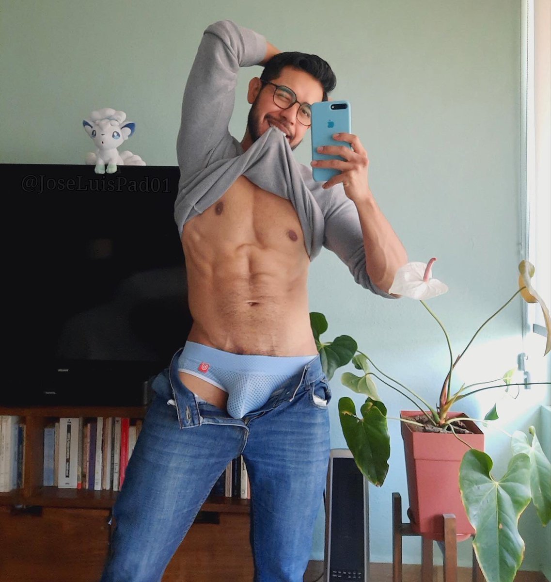 ¡Buenas mañanas!
Presumiendo mi jockstrap de <a href="/byunderwear/">ByUnder</a> 🎄✨