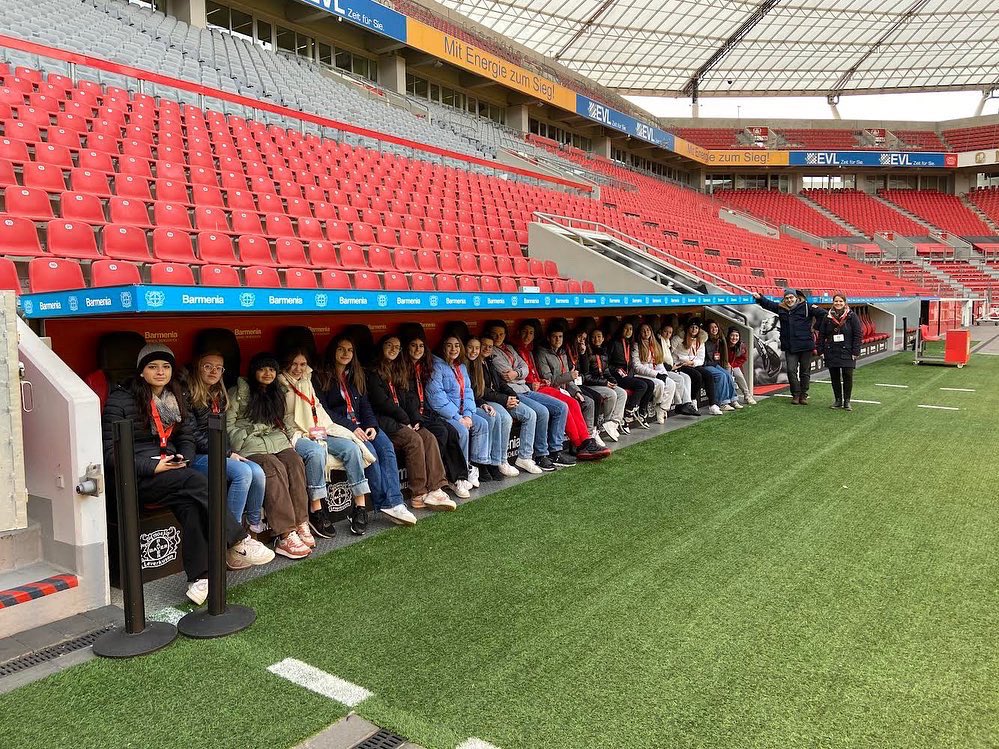 InstitutGoya's tweet photo. El grup d’ intercanvi amb Alemanya de 4t d’ESO visitant el Marienschule i l’estadi del Bayer Leverkusen amb les seves parelles lingüístiques #erasmuspluscat @EplusCatEdu #intercanvi #culturaiesports #Erasmus @sepie_gob @consorciedubcn @escoles_hg https://t.co/hQ3MAXE8j7