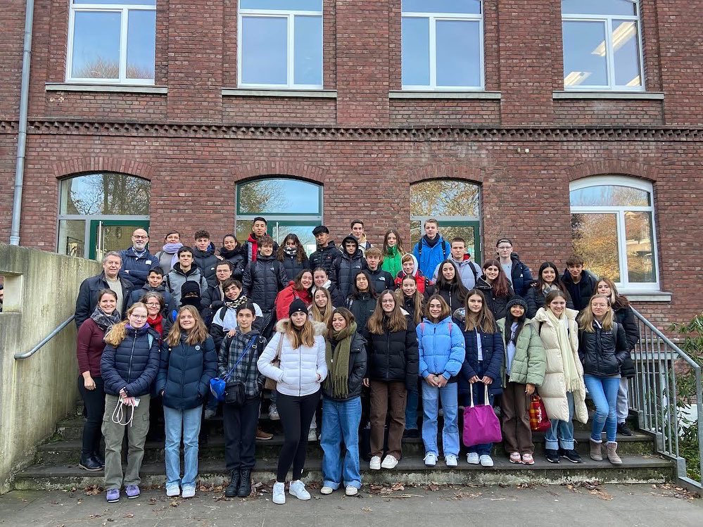 InstitutGoya's tweet photo. El grup d’ intercanvi amb Alemanya de 4t d’ESO visitant el Marienschule i l’estadi del Bayer Leverkusen amb les seves parelles lingüístiques #erasmuspluscat @EplusCatEdu #intercanvi #culturaiesports #Erasmus @sepie_gob @consorciedubcn @escoles_hg https://t.co/hQ3MAXE8j7